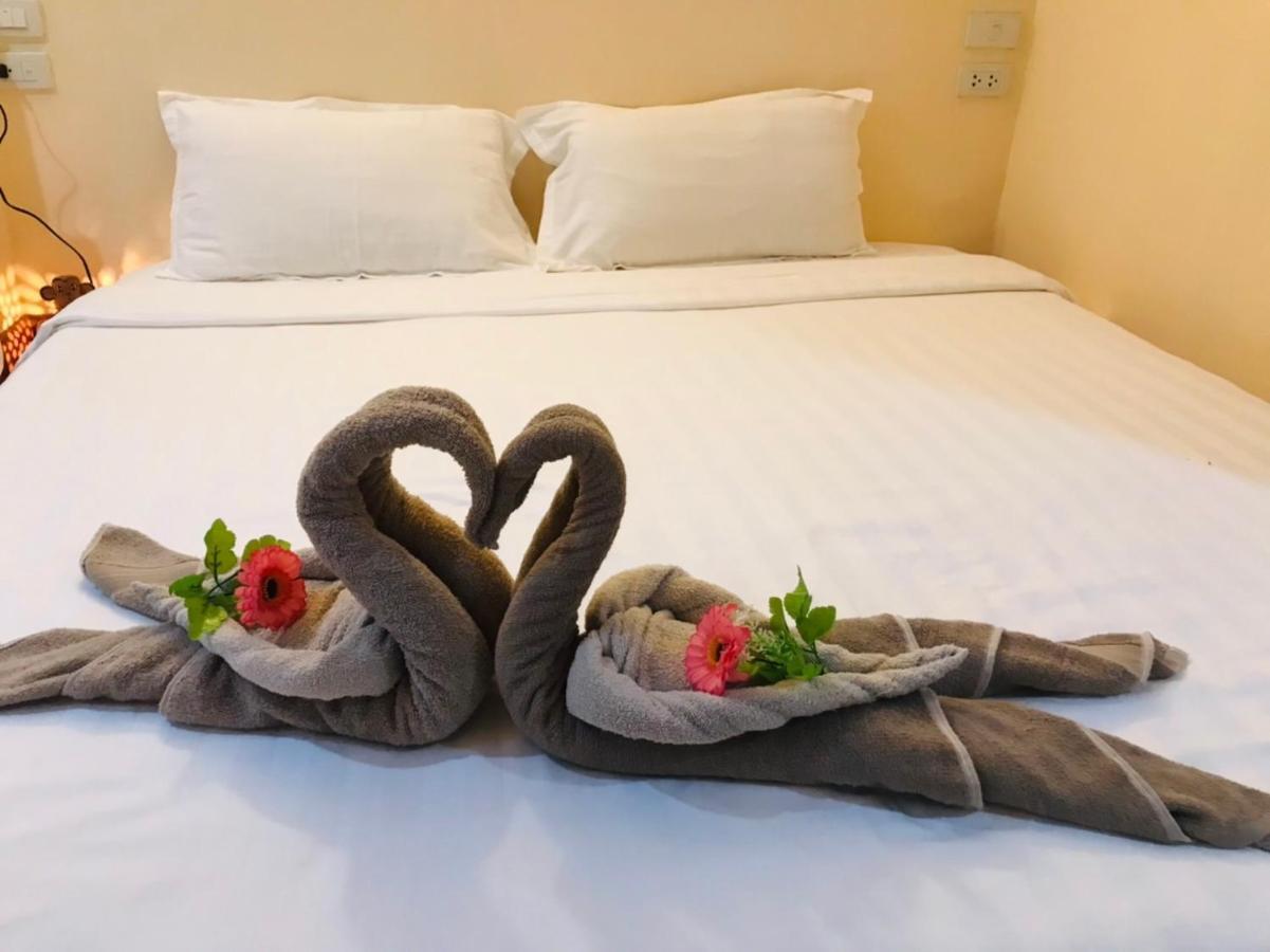 Happy Holidays Hotel Patong Buitenkant foto