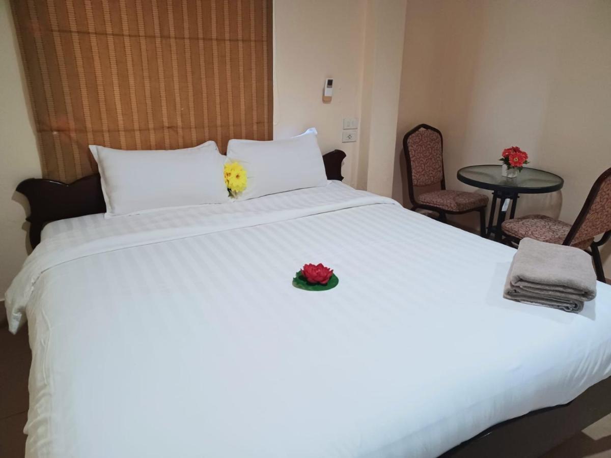 Happy Holidays Hotel Patong Buitenkant foto
