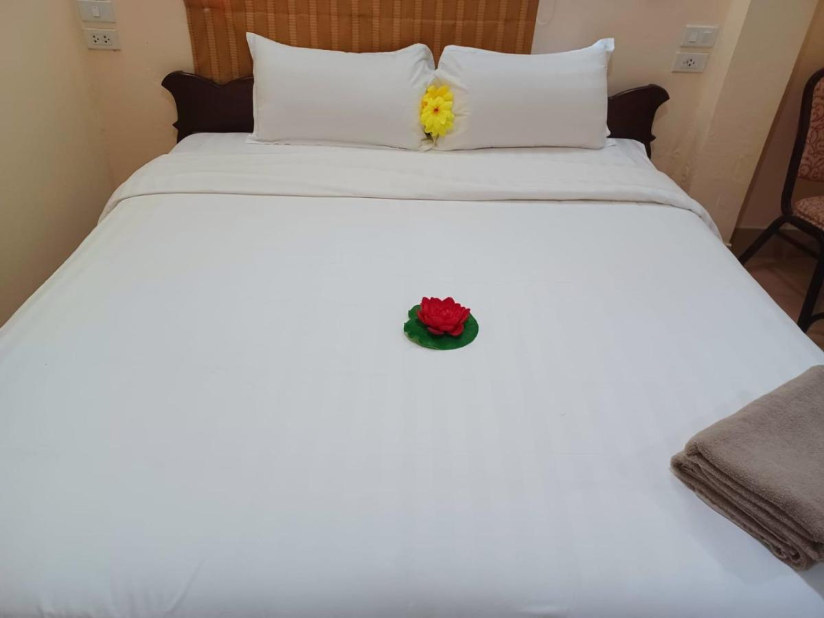 Happy Holidays Hotel Patong Buitenkant foto