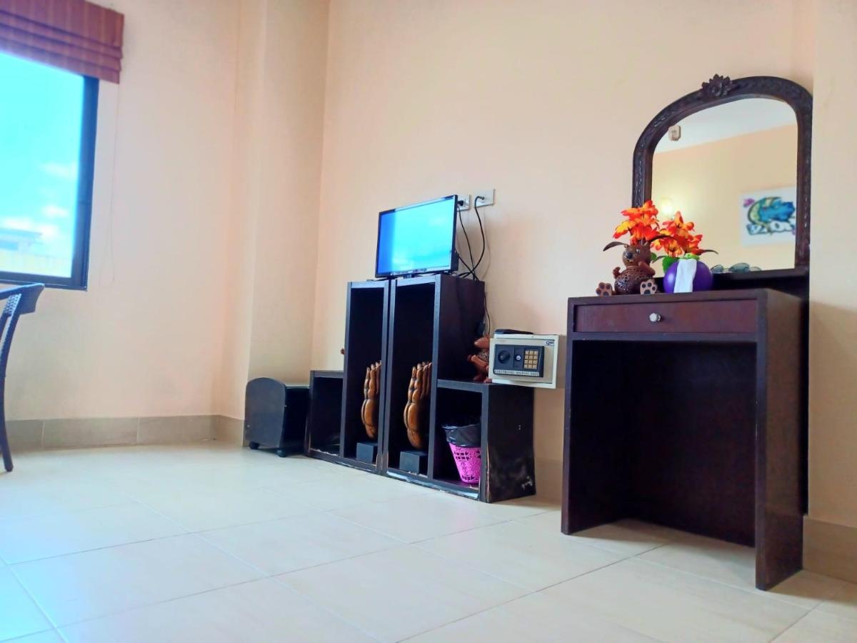 Happy Holidays Hotel Patong Buitenkant foto