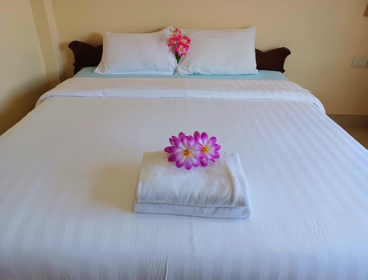 Happy Holidays Hotel Patong Buitenkant foto