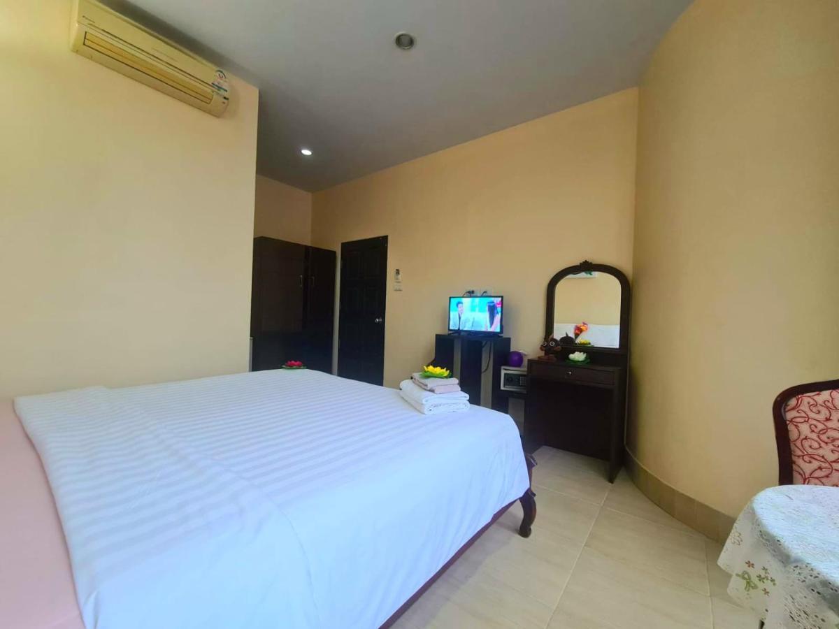 Happy Holidays Hotel Patong Buitenkant foto