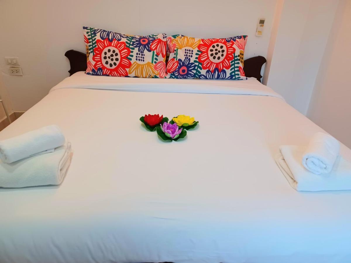 Happy Holidays Hotel Patong Buitenkant foto