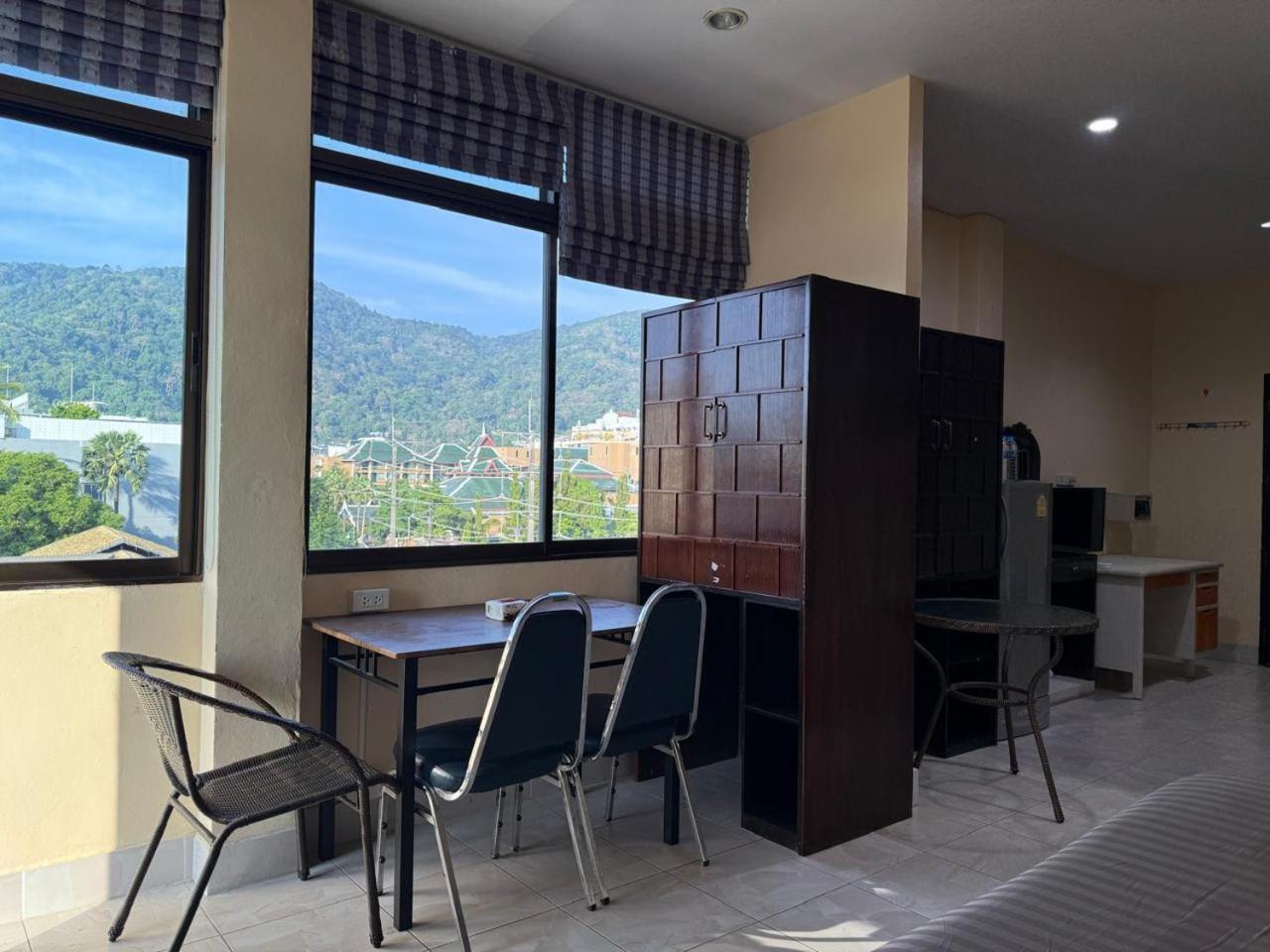 Happy Holidays Hotel Patong Buitenkant foto